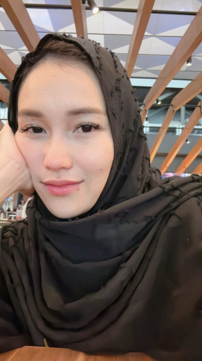 7 Foto Selfie Ayu Ting Ting Pakai Hijab, Makin Cantik Aja nih?!