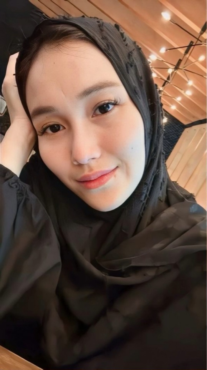 7 Foto Selfie Ayu Ting Ting Pakai Hijab, Makin Cantik Aja nih?!