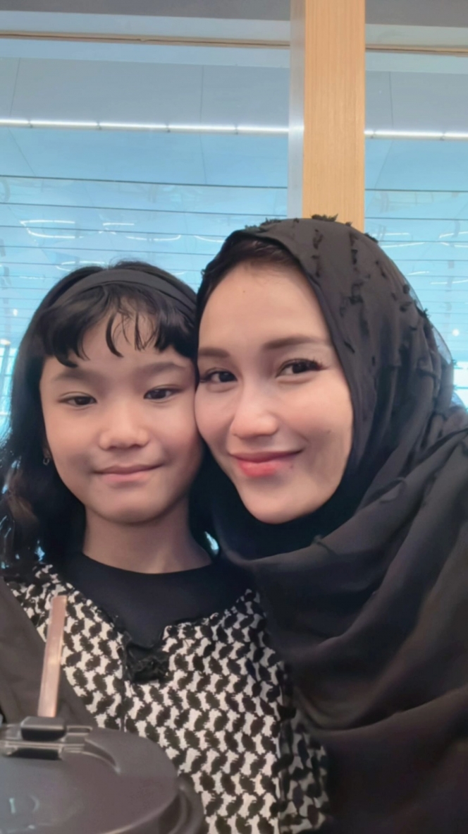 7 Foto Selfie Ayu Ting Ting Pakai Hijab, Makin Cantik Aja nih?!