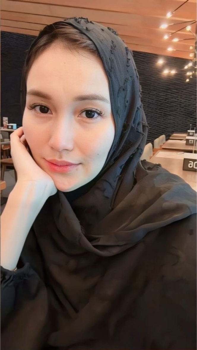 7 Foto Selfie Ayu Ting Ting Pakai Hijab, Makin Cantik Aja nih?!