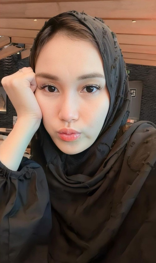 7 Foto Selfie Ayu Ting Ting Pakai Hijab, Makin Cantik Aja nih?!