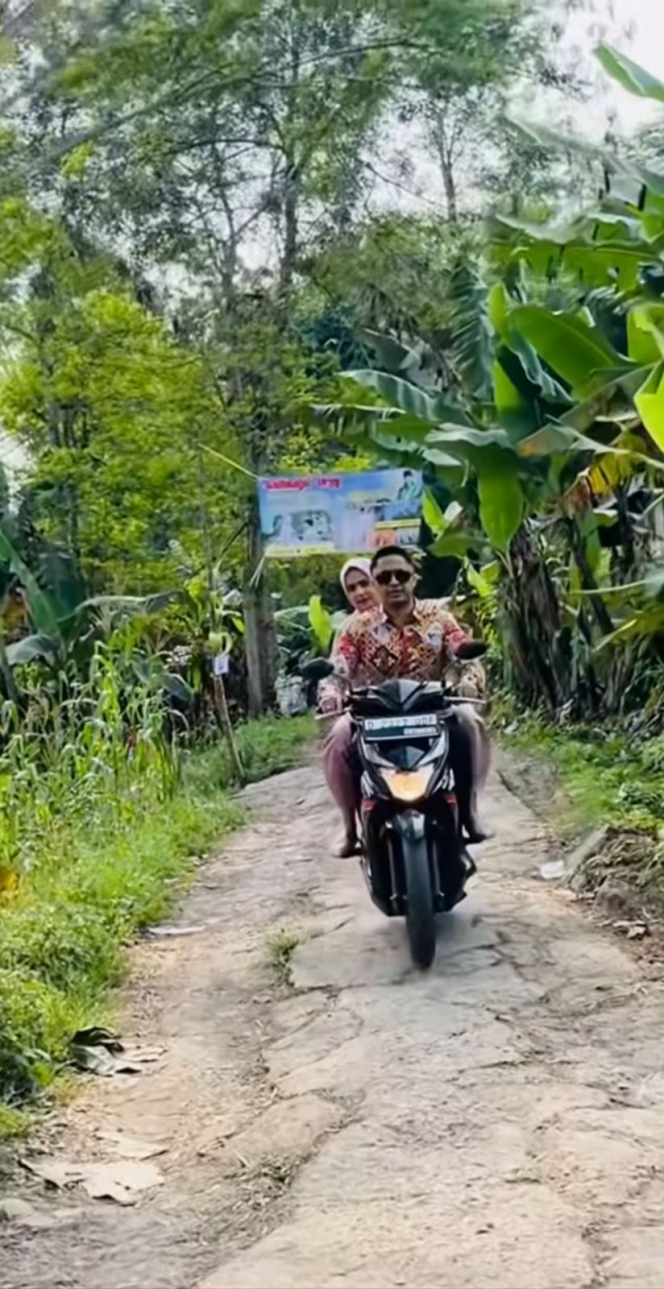 Foto Hengky Kurniawan Kondangan ke Hajatan Warga Naik Motor di Pelosok Kampung, Gayanya Jadi Sorotan