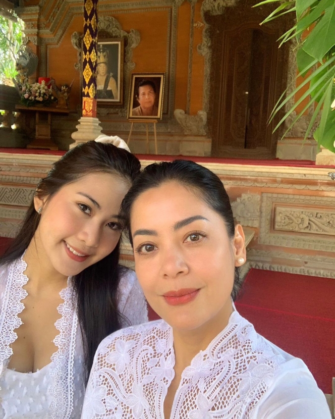 Foto Lulu Tobing Ikut Upacara Mecaru di Bali, Wajah Cantik Naturalnya Tuai Pujian