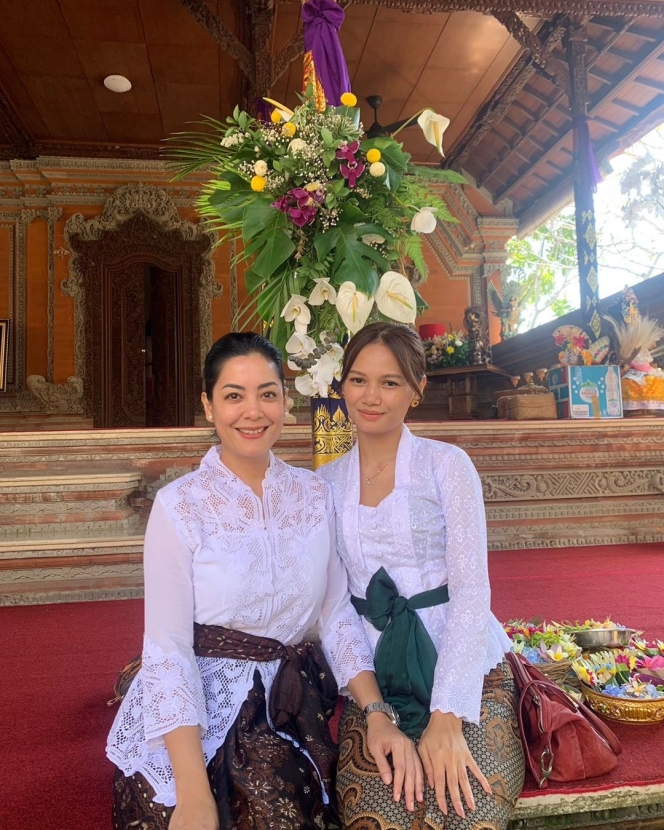 Foto Lulu Tobing Ikut Upacara Mecaru di Bali, Wajah Cantik Naturalnya Tuai Pujian