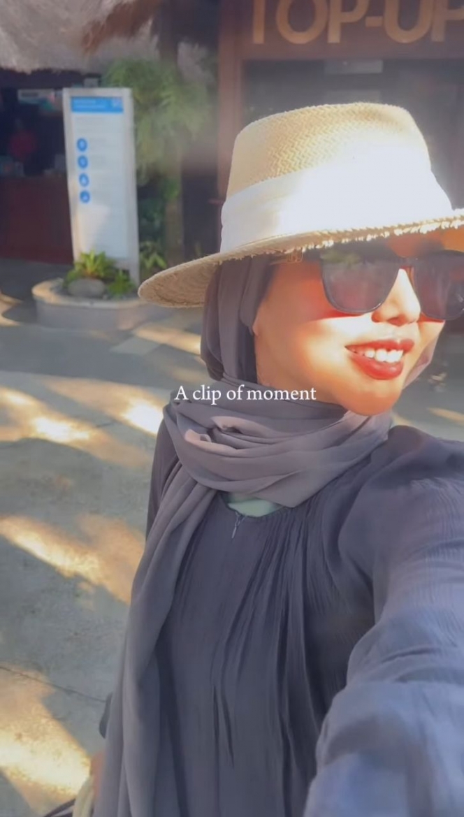 Stay Ukhti, Ini 7 Foto OOTD Dara Arafah Tetap Berhijab saat Liburan di Bali