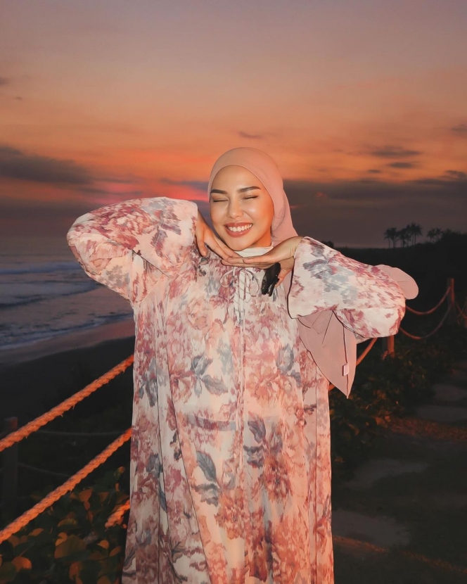 Stay Ukhti, Ini 7 Foto OOTD Dara Arafah Tetap Berhijab saat Liburan di Bali