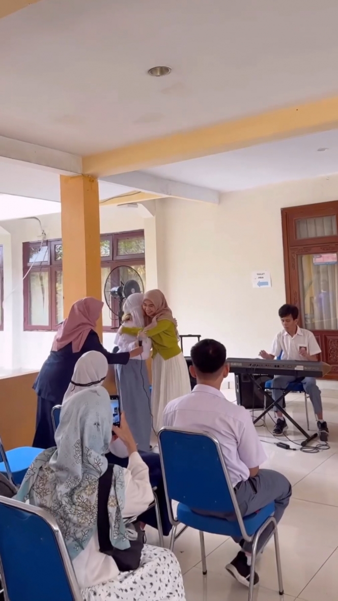 8 Foto Ria Ricis Berkunjung ke Sekolah Luar Biasa, Sumbang Komputer dan Tongkat Lipat Sensor