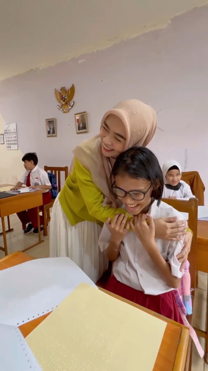 8 Foto Ria Ricis Berkunjung ke Sekolah Luar Biasa, Sumbang Komputer dan Tongkat Lipat Sensor