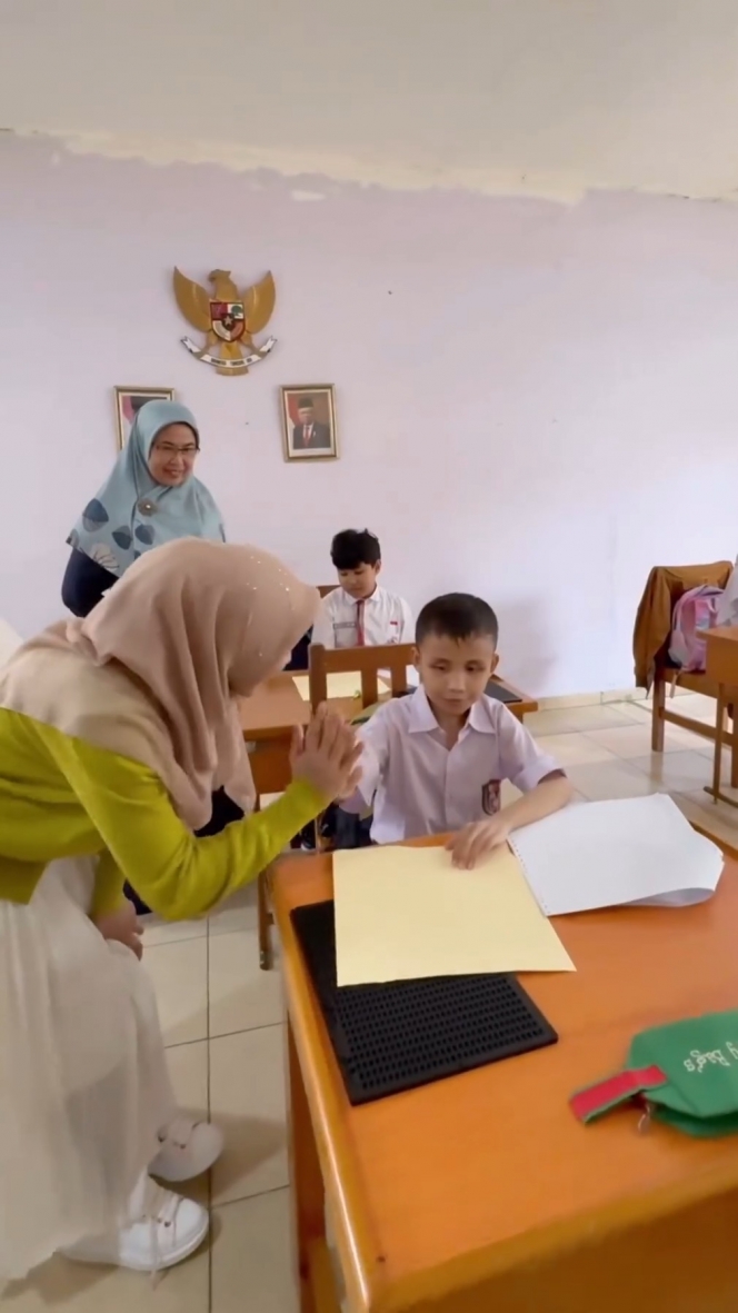 8 Foto Ria Ricis Berkunjung ke Sekolah Luar Biasa, Sumbang Komputer dan Tongkat Lipat Sensor