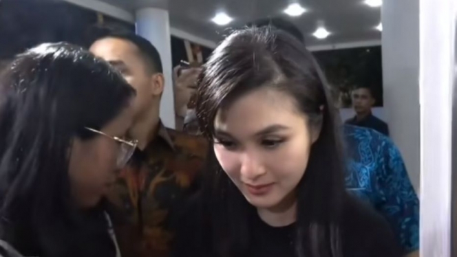 Beda dari Sebelumnya, Ini Foto Sandra Dewi yang Terus Mendunduk Menahan Tangis saat Dihadang Wartawan