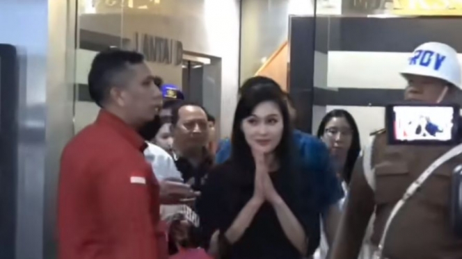 Beda dari Sebelumnya, Ini Foto Sandra Dewi yang Terus Mendunduk Menahan Tangis saat Dihadang Wartawan