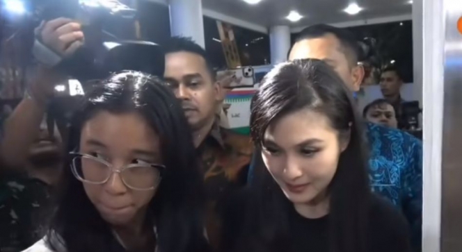 Beda dari Sebelumnya, Ini Foto Sandra Dewi yang Terus Mendunduk Menahan Tangis saat Dihadang Wartawan