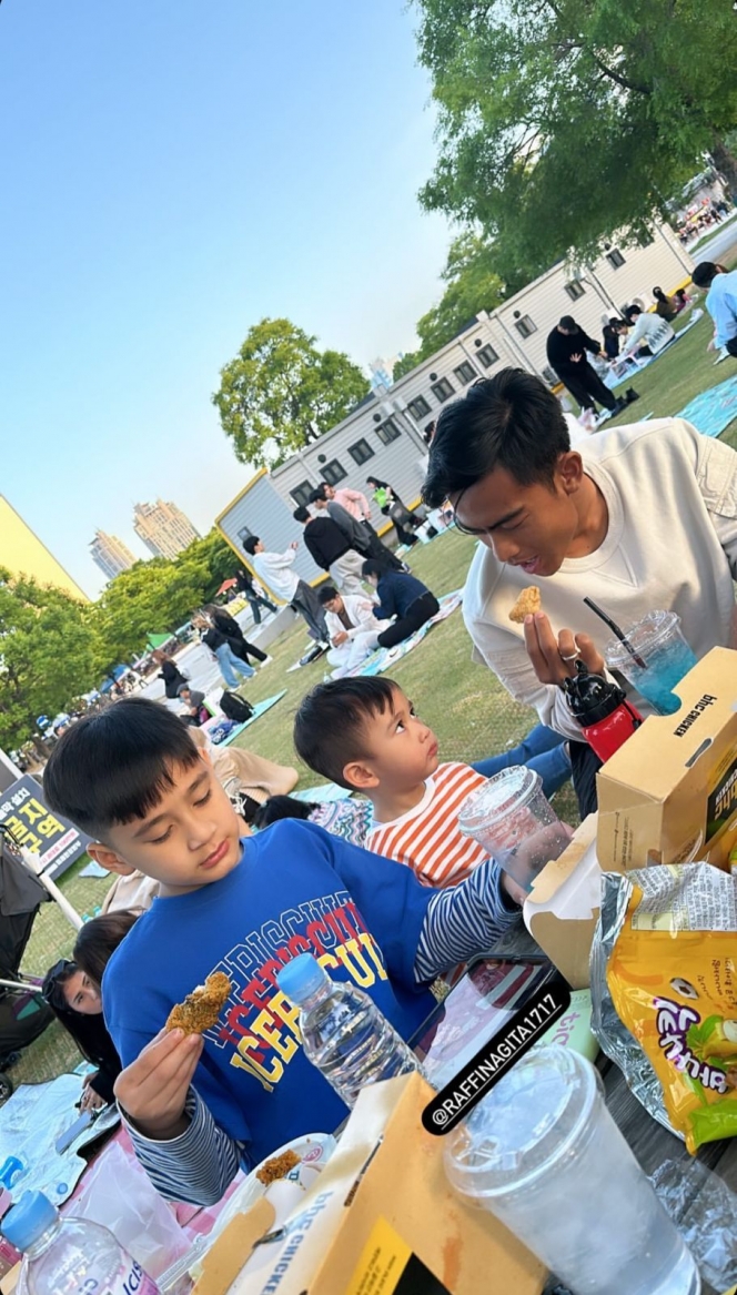 11 Foto Kedekatan Pratama Arhan dengan Cipung Selama di Korea Selatan, Dipuji Pinter Momong-Simulasi Jadi Bapak