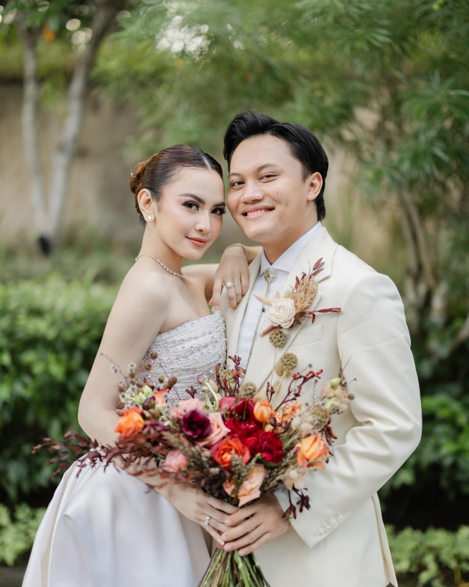 9 Foto Resepsi Pernikahan Mahalini dan Rizky Febian di Bali, Kenakan Gaun Pengantin dari Hian Tjen