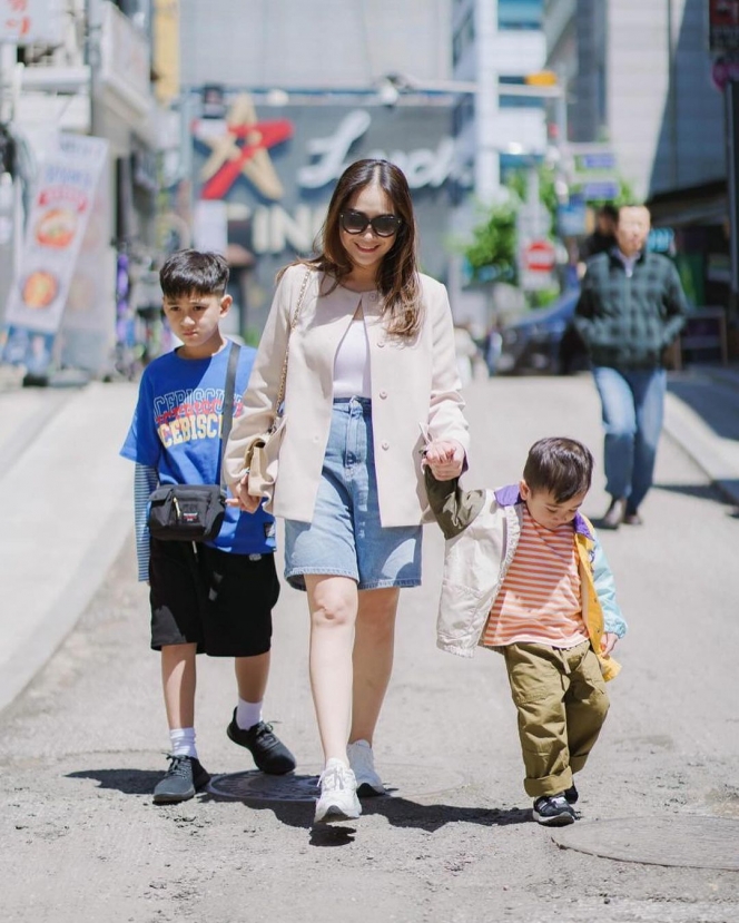 Bak Lagi Momong 2 Adiknya, Ini Gaya Nagita Slavina saat Jalan Bareng Rafathar dan Rayyanza di Korea Selatan