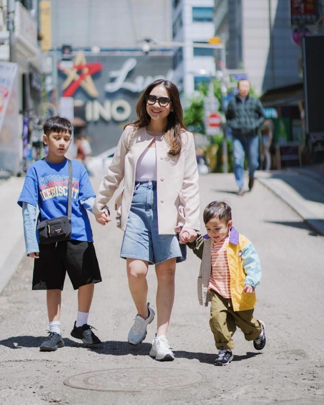 Bak Lagi Momong 2 Adiknya, Ini Gaya Nagita Slavina saat Jalan Bareng Rafathar dan Rayyanza di Korea Selatan