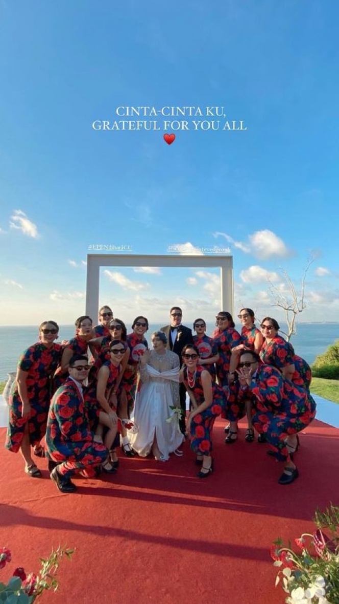 Potret Enzy Storia Jadi Bridesmaid Chinese Modern Wedding, Pakai Busana Cheongsam