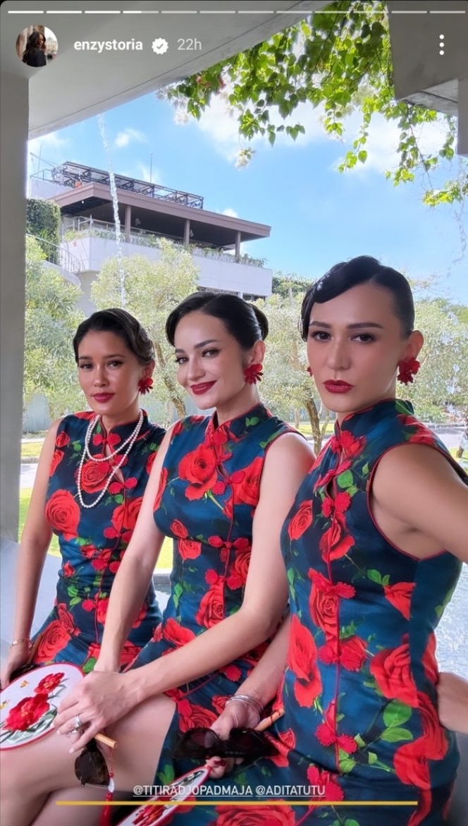 Potret Enzy Storia Jadi Bridesmaid Chinese Modern Wedding, Pakai Busana Cheongsam