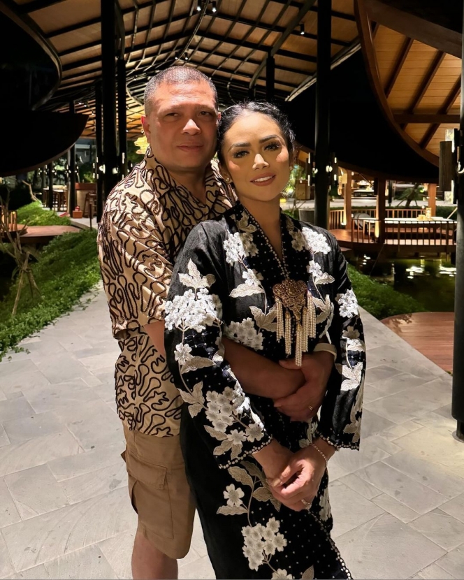 Foto Kris Dayanti di KTT WWF 2024, Romantis Ditemani Raul Lemos yang Disebut Makin Mirip Azura