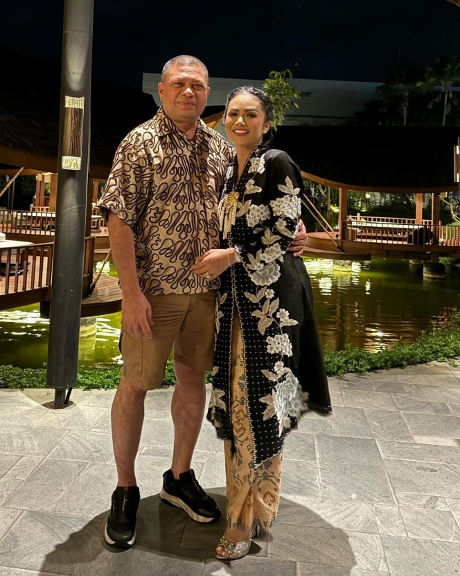 Foto Kris Dayanti di KTT WWF 2024, Romantis Ditemani Raul Lemos yang Disebut Makin Mirip Azura