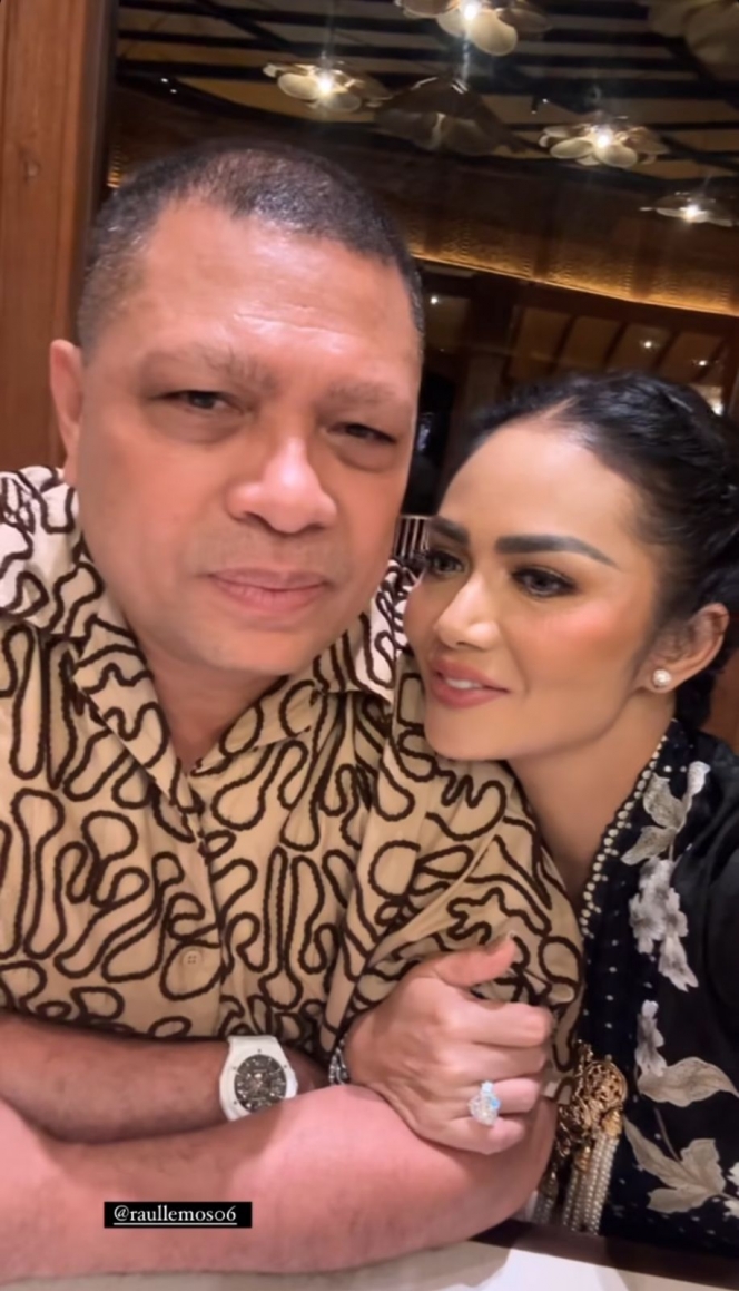 Foto Kris Dayanti di KTT WWF 2024, Romantis Ditemani Raul Lemos yang Disebut Makin Mirip Azura