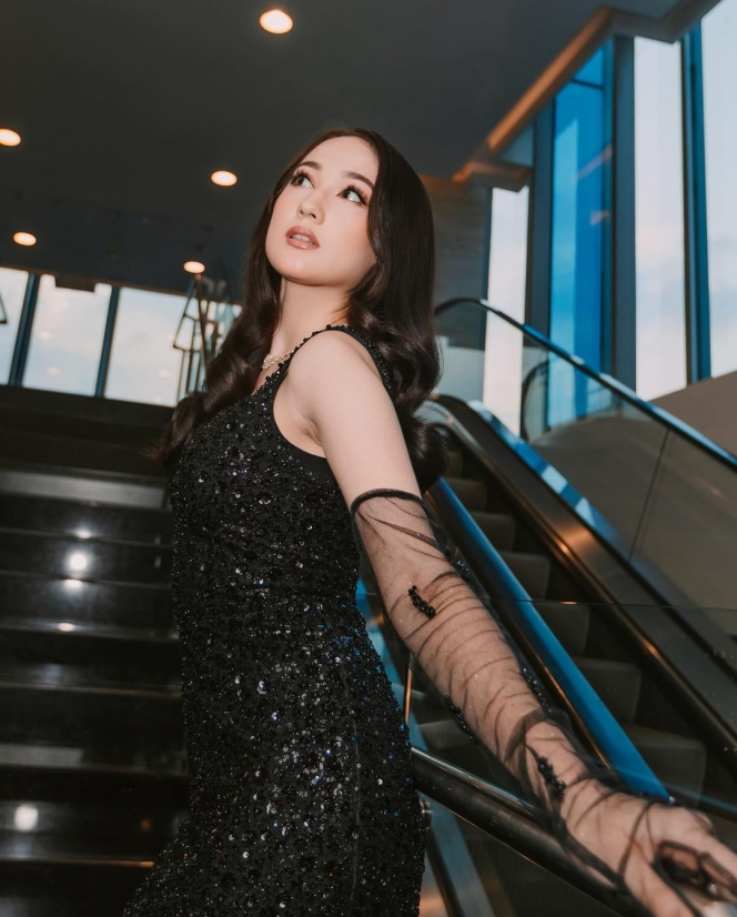 Pesona Laura Moane Tampil Memikat Kenakan Dress Hitam, Disebut Julie Estelle saat Muda