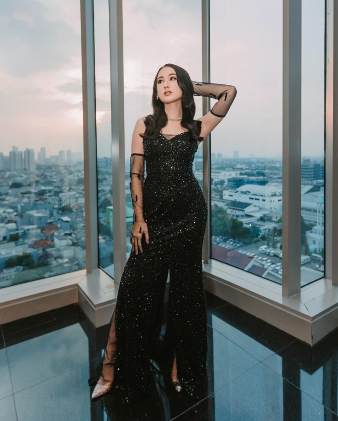 Pesona Laura Moane Tampil Memikat Kenakan Dress Hitam, Disebut Julie Estelle saat Muda