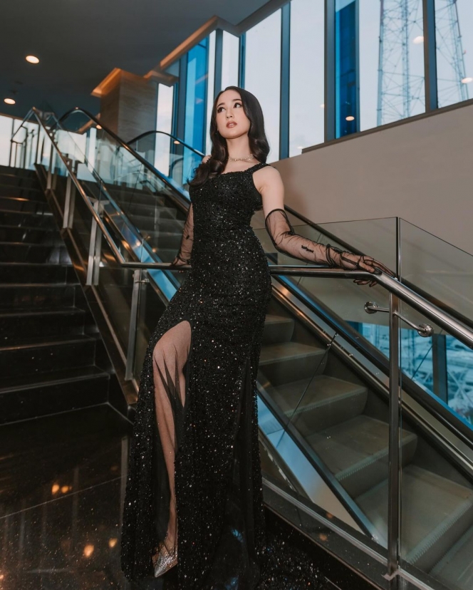 Pesona Laura Moane Tampil Memikat Kenakan Dress Hitam, Disebut Julie Estelle saat Muda