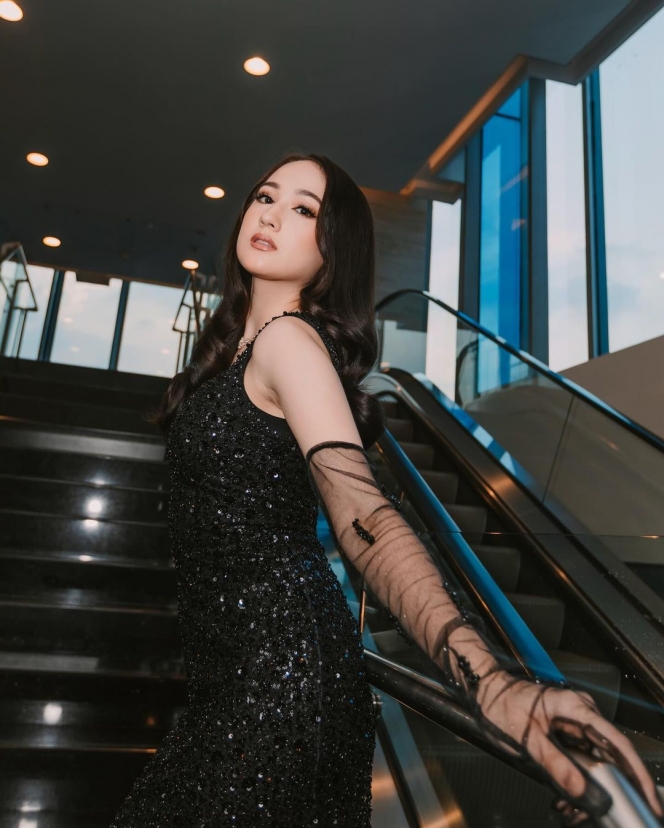 Pesona Laura Moane Tampil Memikat Kenakan Dress Hitam, Disebut Julie Estelle saat Muda