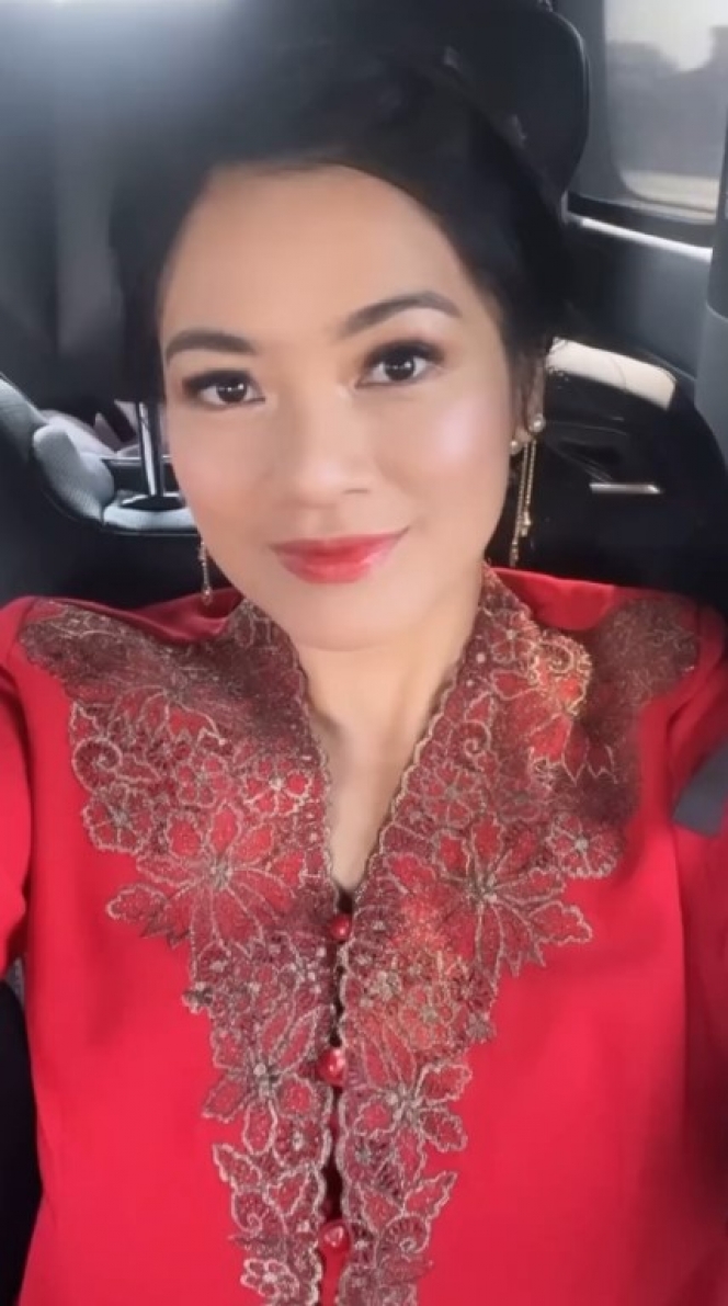 Hadir di Wisuda Anaknya, Foto-Foto Titi Kamal yang Tampil dengan Kebaya Merah Bikin Salfok!