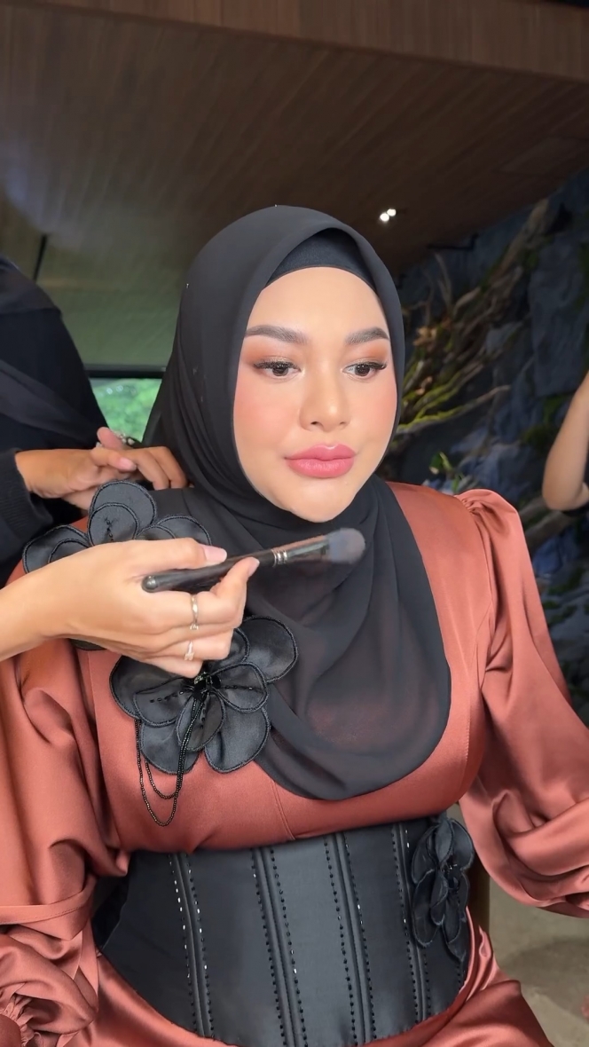 Dapat Penghargaan Wanita Cantik Indonesia 2024, Ini 8 Foto Penampilan Aurel Hermansyah yang Ramai Kritikan