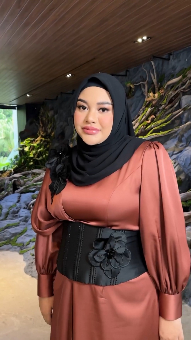 Dapat Penghargaan Wanita Cantik Indonesia 2024, Ini 8 Foto Penampilan Aurel Hermansyah yang Ramai Kritikan