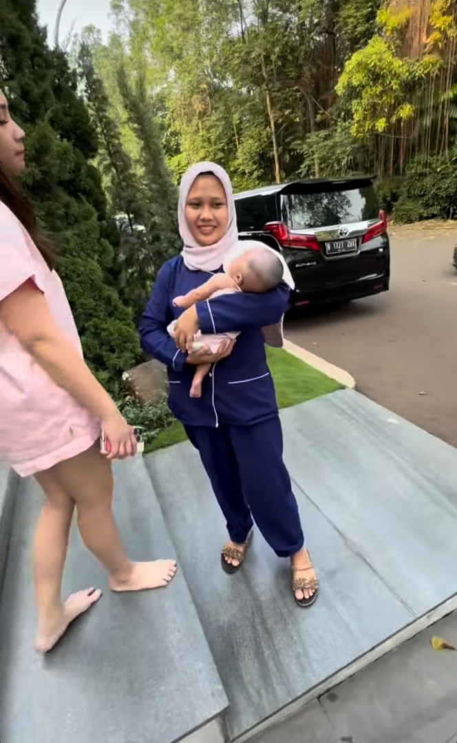 Bakal Hidup Sejahtera, Ini Foto Pengasuh Baby Lily Bayi Perempuan Nagita Slavina yang Jadi Sorotan