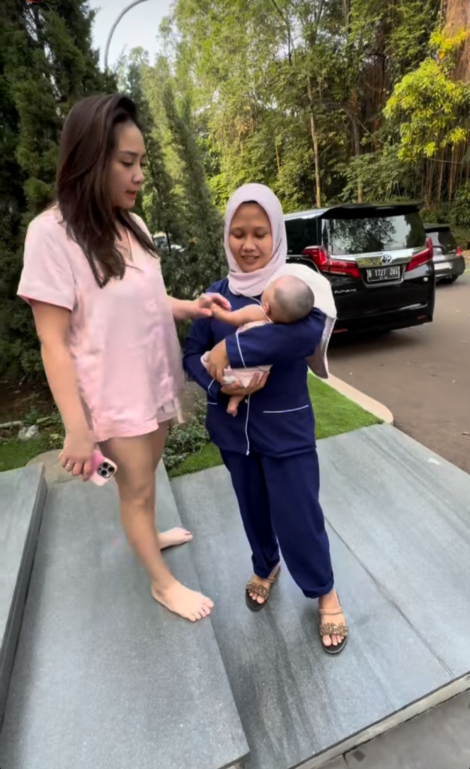 Bakal Hidup Sejahtera, Ini Foto Pengasuh Baby Lily Bayi Perempuan Nagita Slavina yang Jadi Sorotan