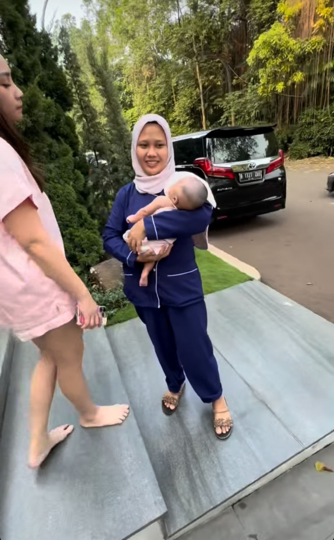 Bakal Hidup Sejahtera, Ini Foto Pengasuh Baby Lily Bayi Perempuan Nagita Slavina yang Jadi Sorotan