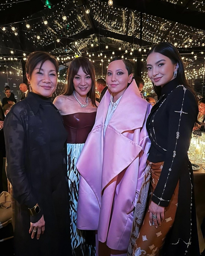 Foto Raline Shah di Red Carpet Women in Motion Emerging Talent Award, Pose Akrab Bareng Han So Hee