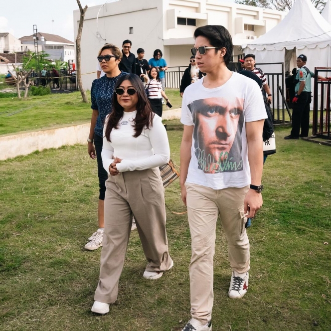 Bikin Gemas, Ini Foto El Rumi Jalan Bareng Boiyen yang Tampil Serasi Bak Couple