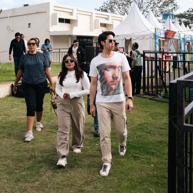 Bikin Gemas, Ini Foto El Rumi Jalan Bareng Boiyen yang Tampil Serasi Bak Couple