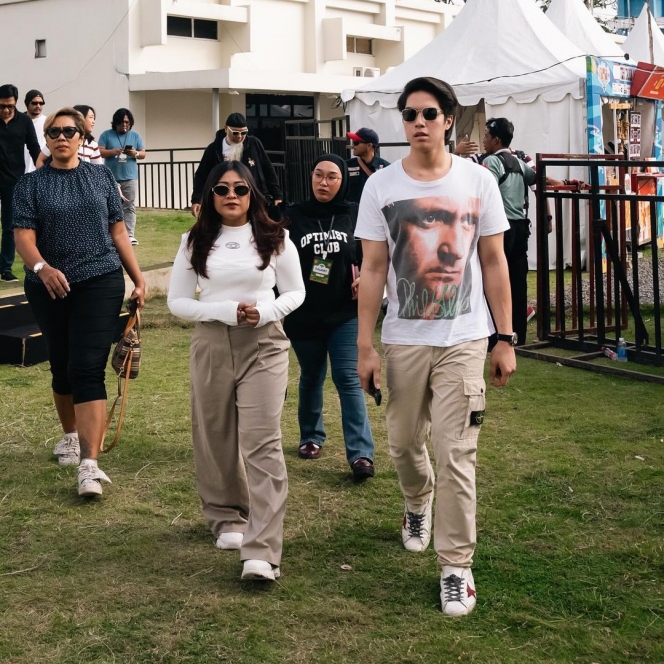 Bikin Gemas, Ini Foto El Rumi Jalan Bareng Boiyen yang Tampil Serasi Bak Couple