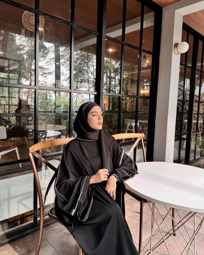 Hadiri Sidang Cerai dengan Aditya Zoni, Ini 7 Foto Penampilan Yasmine Ow yang Mantap Berhijab