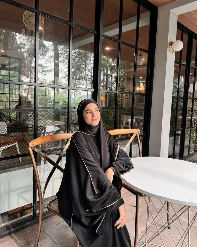 Hadiri Sidang Cerai dengan Aditya Zoni, Ini 7 Foto Penampilan Yasmine Ow yang Mantap Berhijab