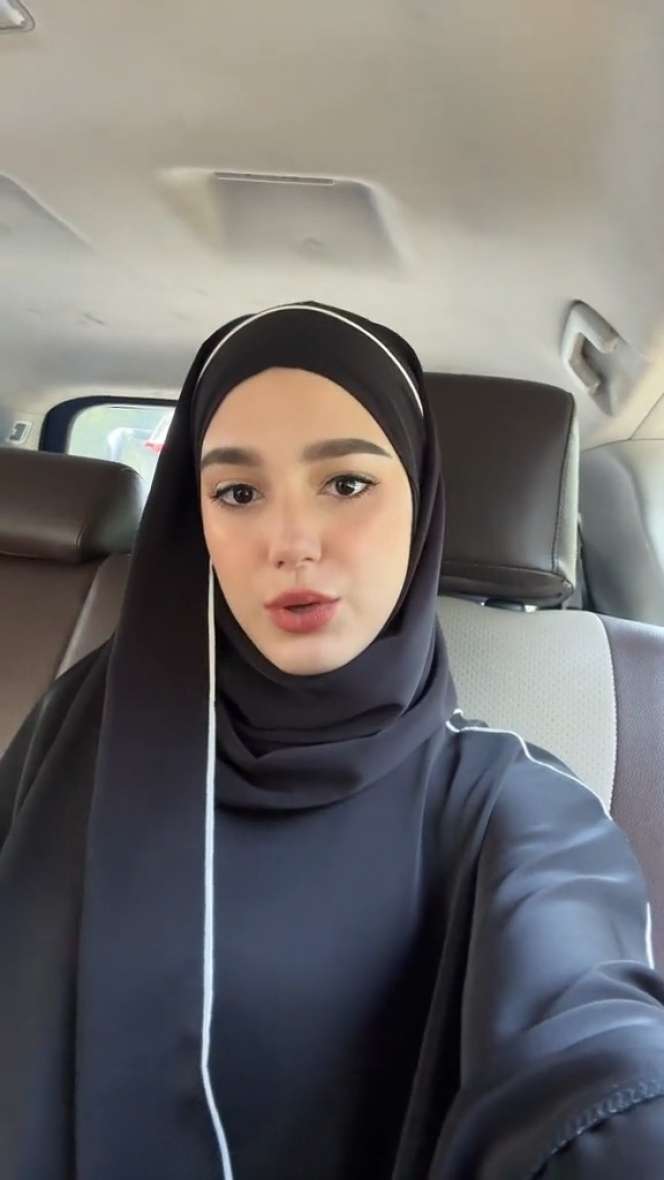 Hadiri Sidang Cerai dengan Aditya Zoni, Ini 7 Foto Penampilan Yasmine Ow yang Mantap Berhijab