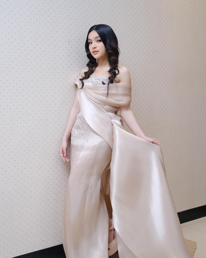 Biasa Tampil Imut, Ini 10 Foto Elsa Japasal dengan Dress yang Elegan