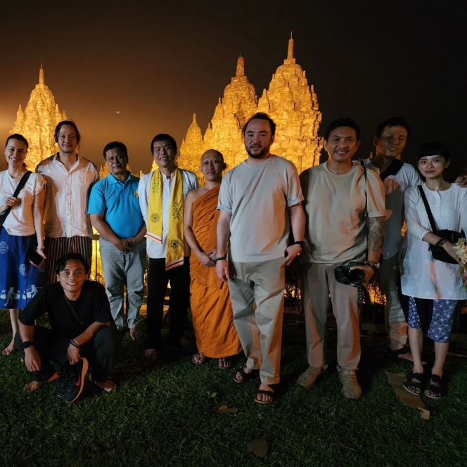 Curi Perhatian, Ini Foto Sophia Latjuba Ikut Rayakan Waisak di Candi Sewu Bareng Dwi Sasono dan Eva Celia