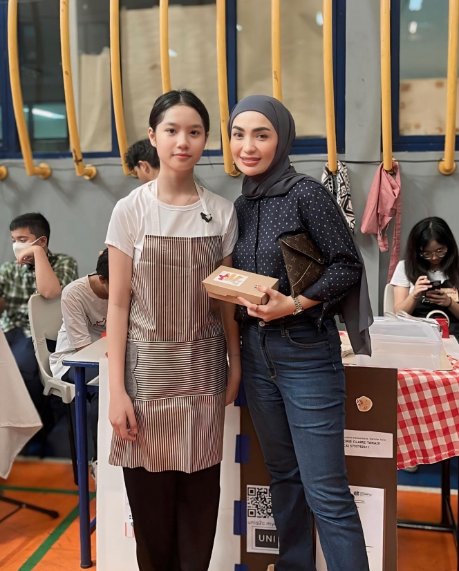 10 Foto Anak Sambung Zaskia Gotik Jualan Makanan di Sekolah, Ditemani Sang Mama Belajar Jadi Pebisnis!