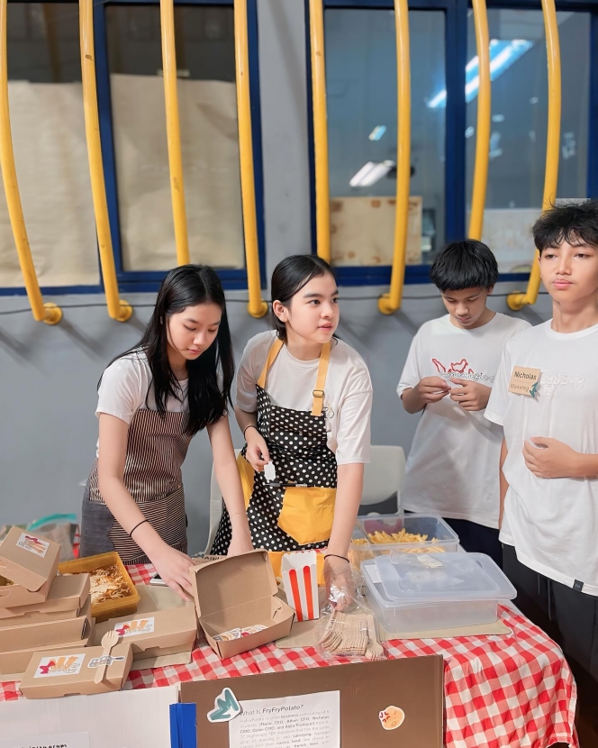 10 Foto Anak Sambung Zaskia Gotik Jualan Makanan di Sekolah, Ditemani Sang Mama Belajar Jadi Pebisnis!