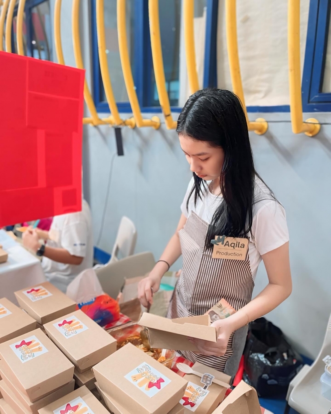 10 Foto Anak Sambung Zaskia Gotik Jualan Makanan di Sekolah, Ditemani Sang Mama Belajar Jadi Pebisnis!