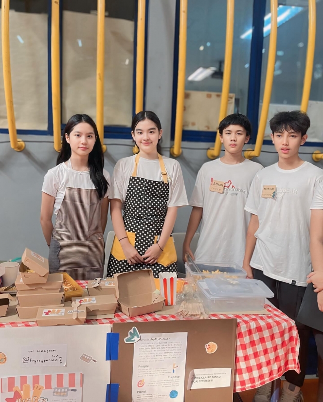 10 Foto Anak Sambung Zaskia Gotik Jualan Makanan di Sekolah, Ditemani Sang Mama Belajar Jadi Pebisnis!