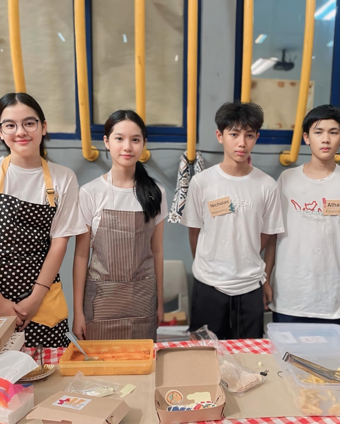 10 Foto Anak Sambung Zaskia Gotik Jualan Makanan di Sekolah, Ditemani Sang Mama Belajar Jadi Pebisnis!