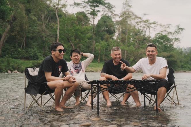 Foto Keseruan Geng The Dudas Minus One Berendam di Kali, Bikin Heboh Sampai Disamperin Ibu-ibu